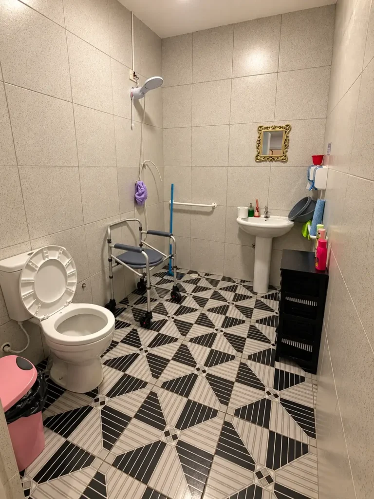 Foto de um banheiro adaptado