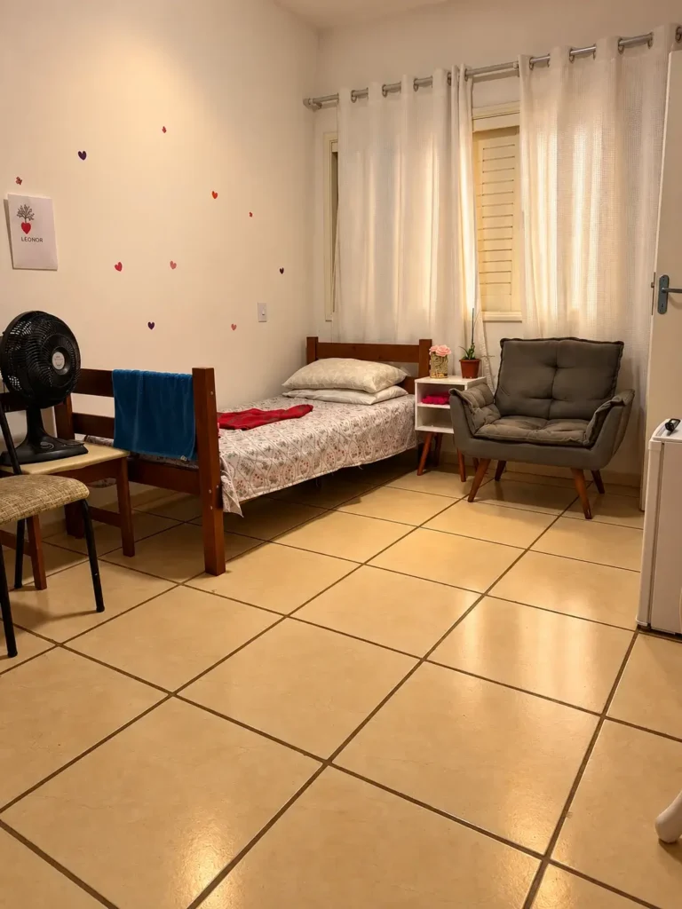 Foto de um quarto aconchegante com uma cama e uma poltrona